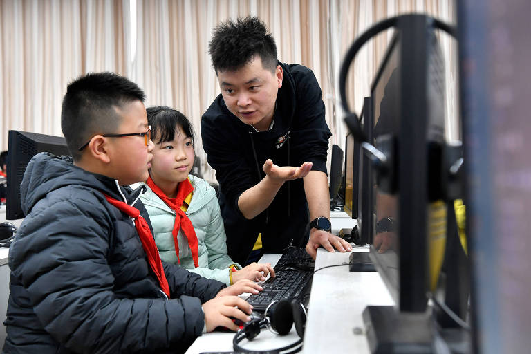 Professor durante aula a estudantes de escola primária em Baoji, no noroeste da China