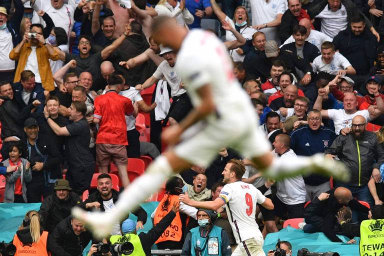 Harry Kane comemora gol pela Inglaterra na frente da torcida em Wembley
