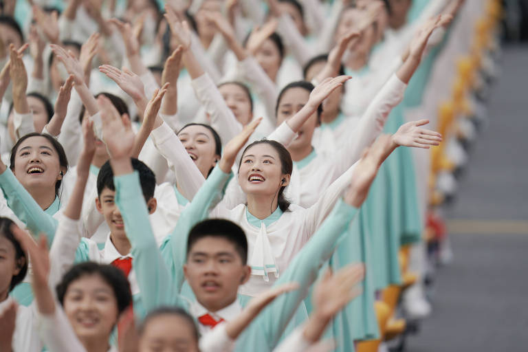 Membros de coral se apresentam durante celebração do centenário do PC Chinês, na Praça da Paz Celestial, em Pequim