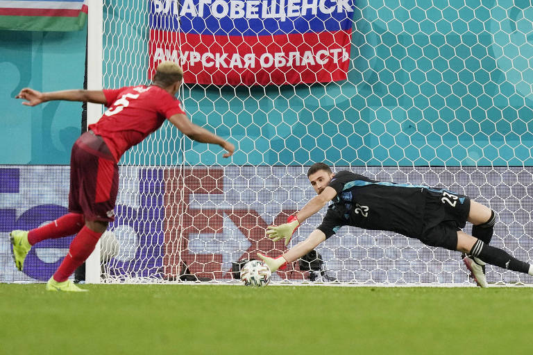 Unai Simón se redime de falha bisonha e leva Espanha à semi da Eurocopa