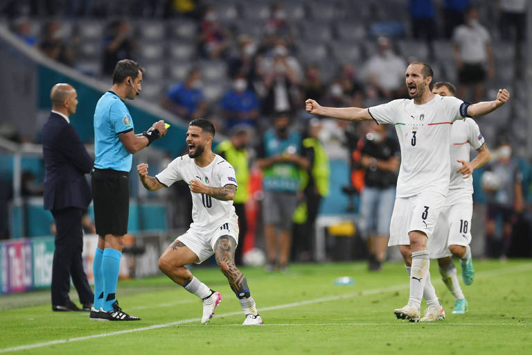 Insigne (camisa 10) comemora seu gol pela Itália contra a Bélgica, na Eurocopa