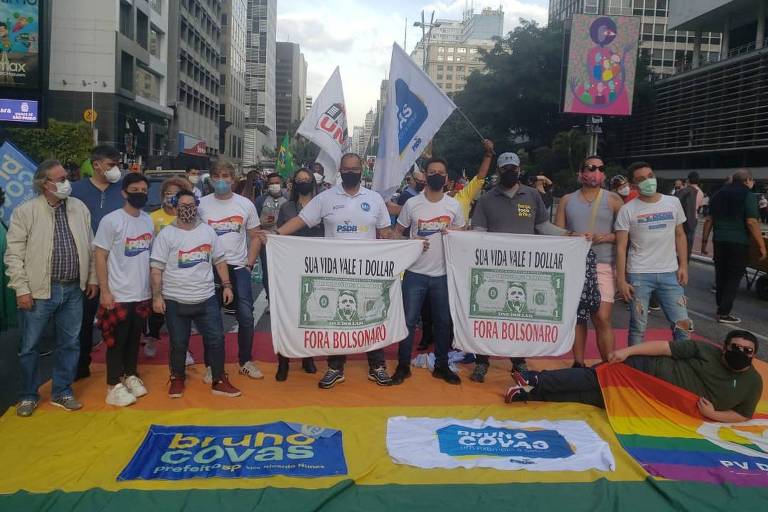 Grupo com camisetas e bandeiras do PSDB participa dos protestos contra Bolsonaro em São Paulo
