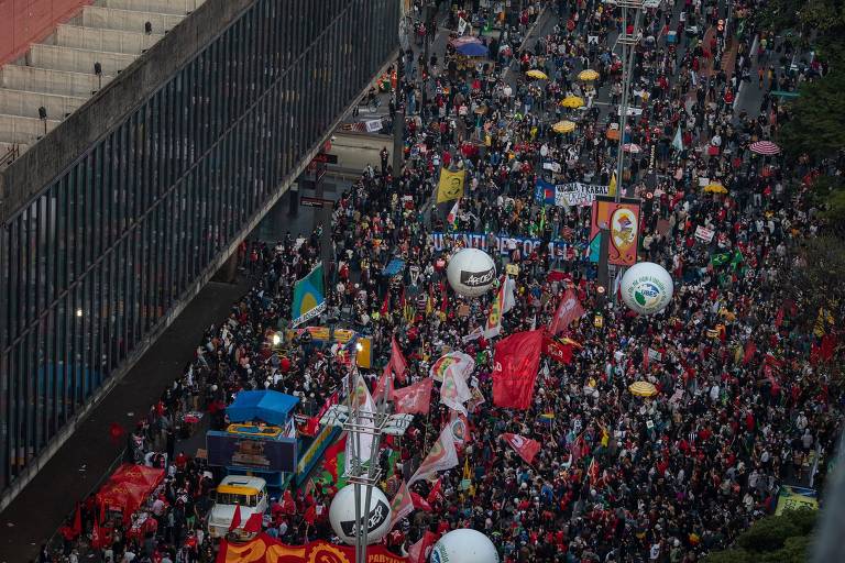 Manifestantes durante ato contra o presidente Jair Bolsonaro na avenida Paulista, em São Paulo. 