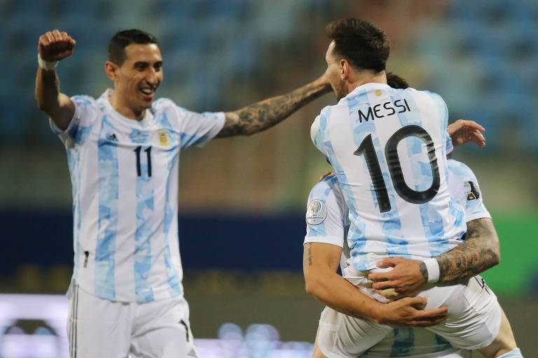 Lautaro Martinez levanta Messi após receber passe do camisa 10 para marcar o segundo gol da Argentina; eles são observados por Di Maria
