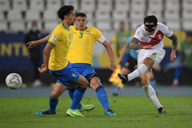 Os zagueiros da seleção brasileira Marquinhos e Thiago Silva em partida da Copa América