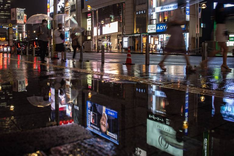Pessoas andam pelas ruas de Tóquio, que teve novo estado de emergência decretado pelo governo do Japão
