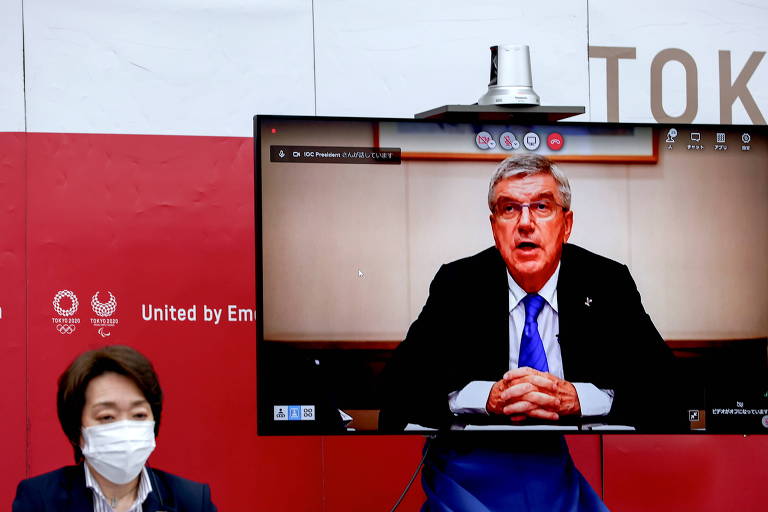 Thomas Bach, presidente do Comitê Olímpico Internacional, aparece em telão ao lado da presidente do Comitê Organizador de Tóquio-2020, Seiko Hashimoto