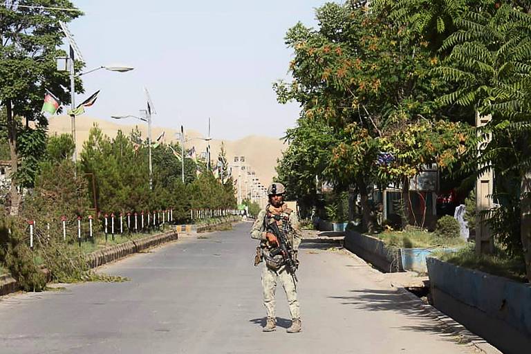 Militar afegão faz guarda sozinho em Qala-i-Naw, capital da conflagrada província de Badghis
