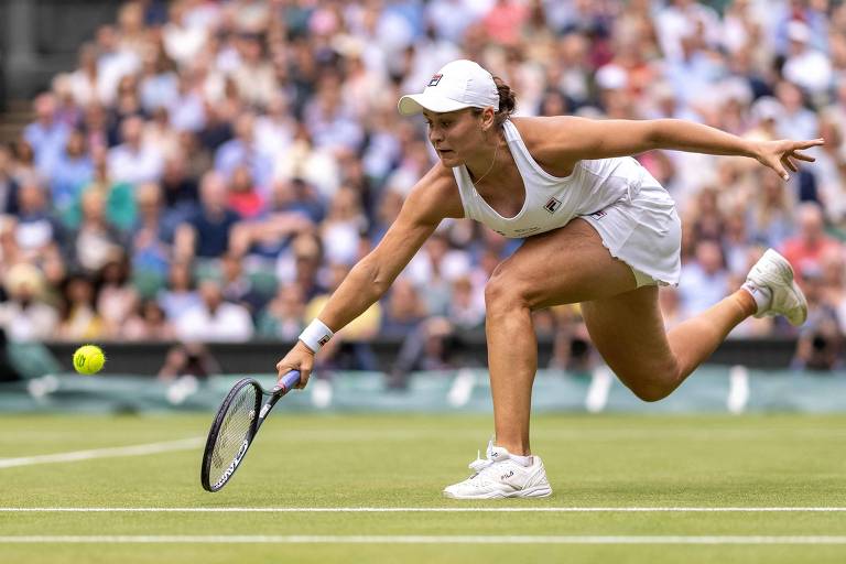 A australiana Ashleigh Barty rebate bola na vitória sobre a alelmã Angelique Kerber pela semifinal de Wimbledon