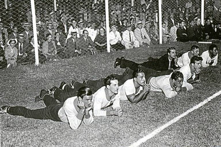 Os reservas brasileiros, deitados na lateral do gramado, durante o Sul-Americano de 1937