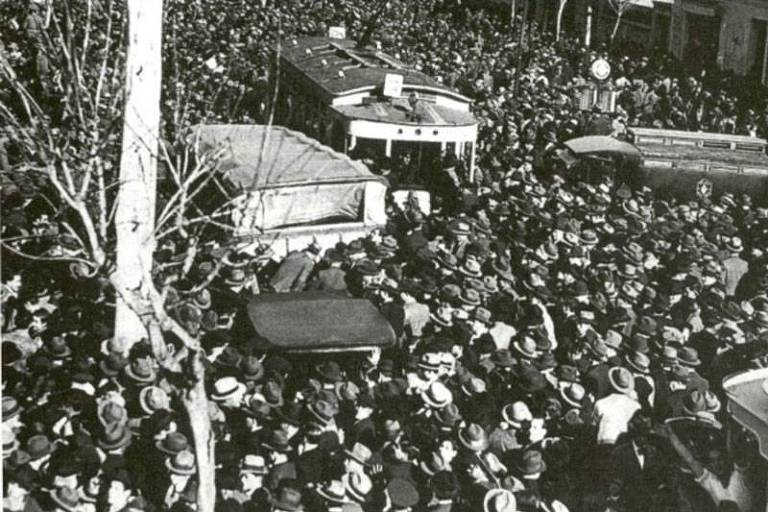 Multidão do lado de fora do Estádio de Boedo, em Buenos Aires, antes da decisão entre Brasil e Argentina