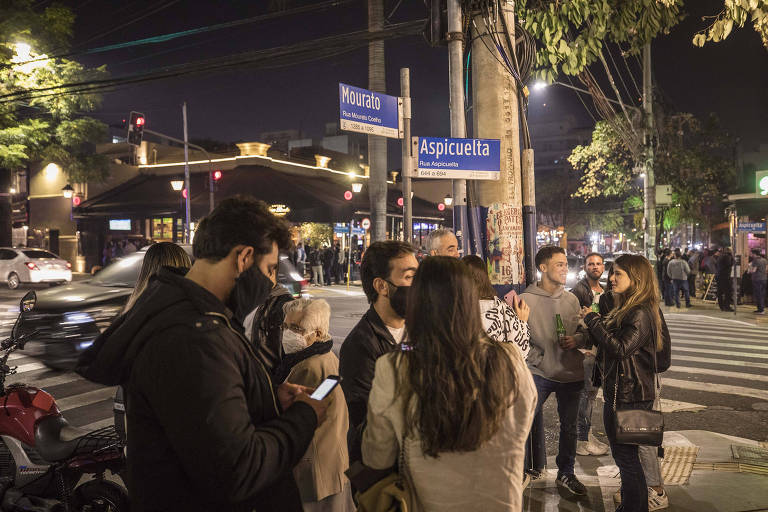 São Paulo tem forte movimento de bares no 1º dia de funcionamento até 23h