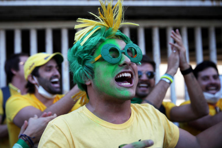 Sem máscara, brasileiros e argentinos se aglomeram em frente ao Maracanã