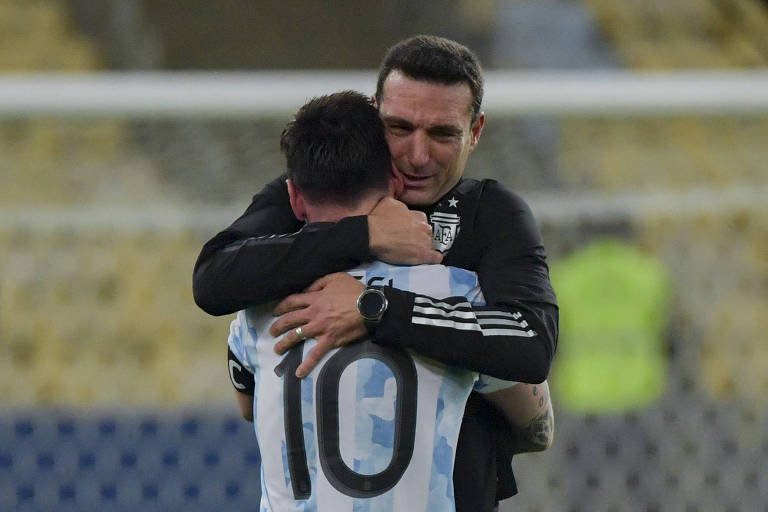 Lionel Scaloni abraça Lionel Messi após a conquista do título da Copa América