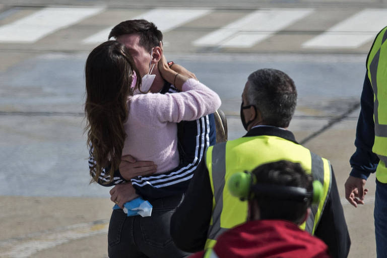 Casal se beija em pista de aeroporto 