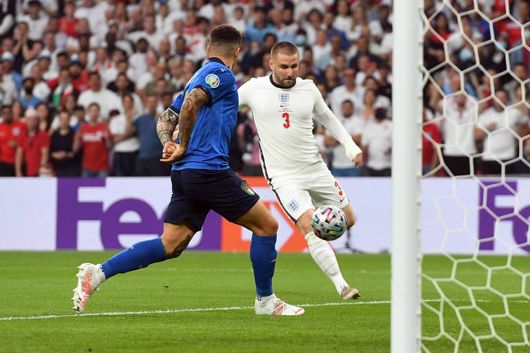 Luke Shaw segundos antes de abrir o placar para a Inglaterra em Wembley