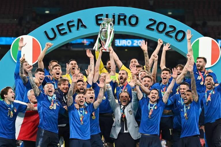 Italianos levantam a taça e comemoram o bicampeonato europeu