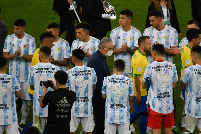 Brasileiros passam por corredor de argentinos para receber a medalha de prata na final da Copa América, no estádio do Maracanã