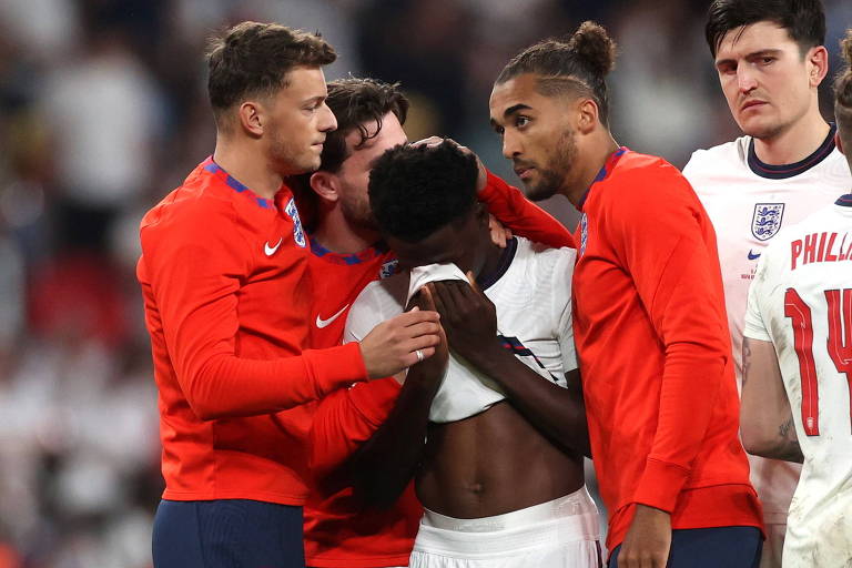 Saka é abraçado por companheiros após perder o pênalti na final da Eurocopa