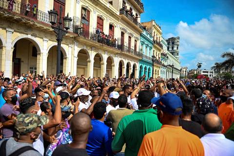 TOPSHOT - People take part in a demonstration against the government of Cuban President Miguel Diaz-Canel in Havana, on July 11, 2021. - Thousands of Cubans took part in rare protests Sunday against the communist government, marching through a town chanting 