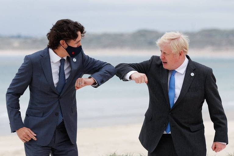 Os primeiros-ministros de Canadá e Reino Unido, Justin Trudeau (à esq.) e Boris Johnson, respectivamente, cumprimentam-se durante reunião da cúpula do G7