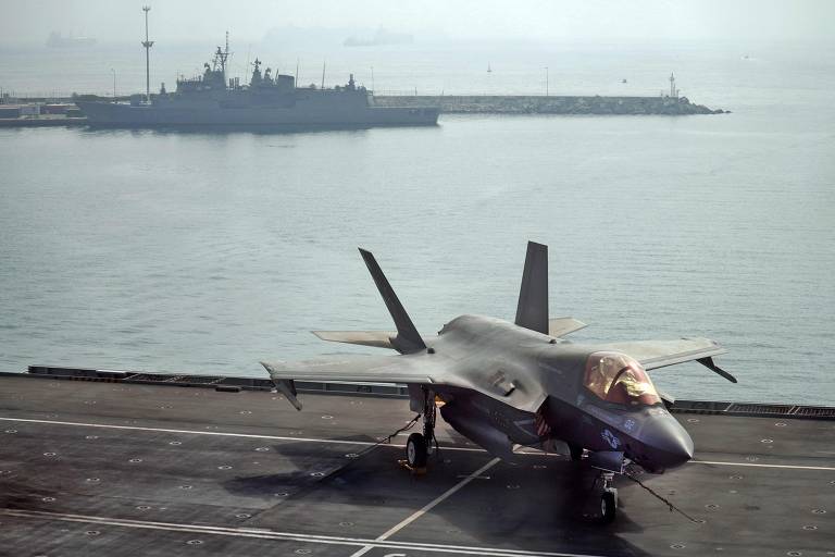 O porta-aviões HMS Queen Elizabeth