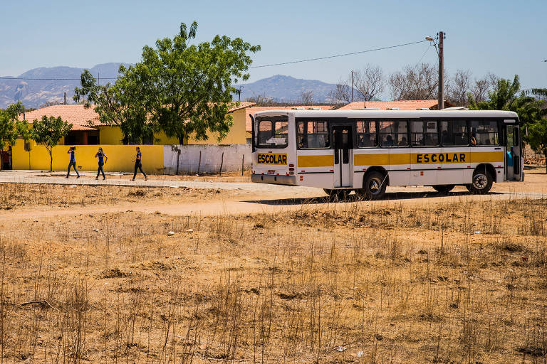 ônibus escolar diante de escola em sobral, no ceará