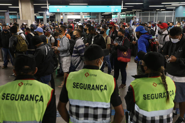 Movimentação na estação Grajaú da CPTM durante a greve realizada em julho
