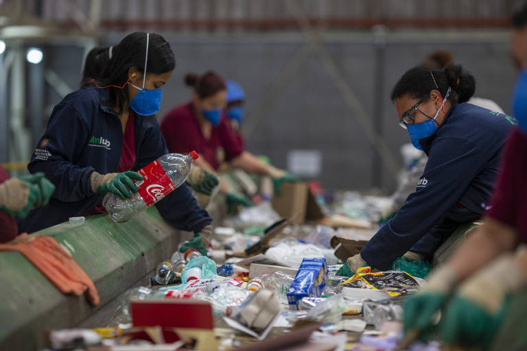 Triagem de resíduos na Coopercaps