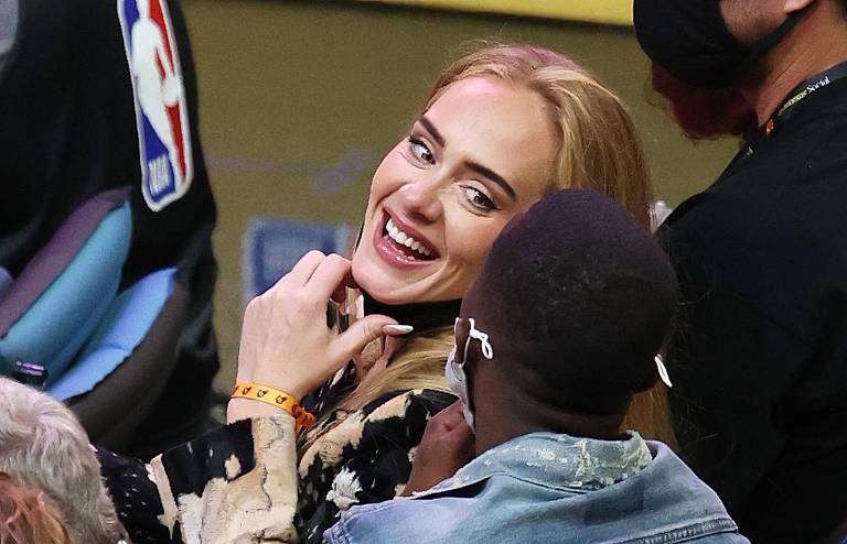 Adele vai a jogo de basquete ao lado do novo namorado