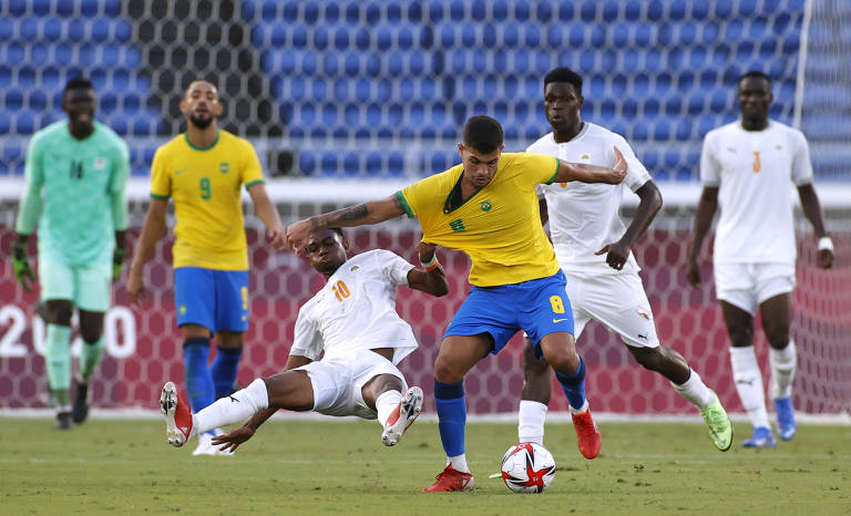 Bruno Guimarães (à dir.) tem a camisa puxada por Diallo, da Costa Rica