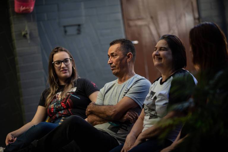 A família do skatista medalha de prata em Tóquio Kelvin Hoefler, durante entrevista no Guarujá; na foto, o pai, Enéas, a mãe, Roberta, e as irmãs mais velhas Nathalie e Jéssica