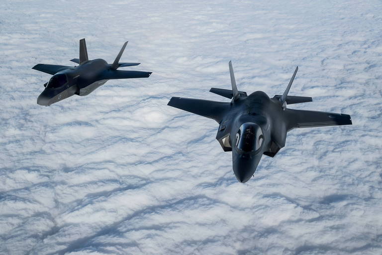 Caças F-35 americanos da Força Área Real britânica voam sobre o canal da Mancha 