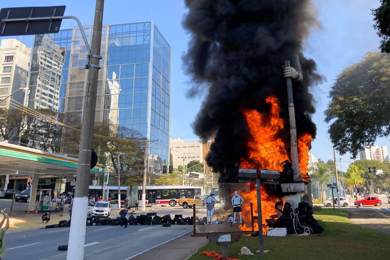 to realizado pelo Coletivo Independente Revolução Periférica derruba estátua