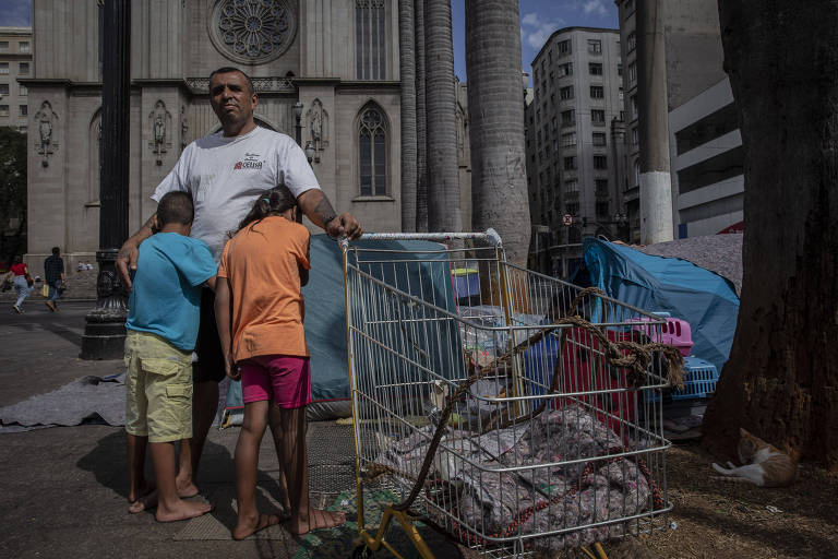 Durante a pandemia, famílias se mudam para praças de São Paulo