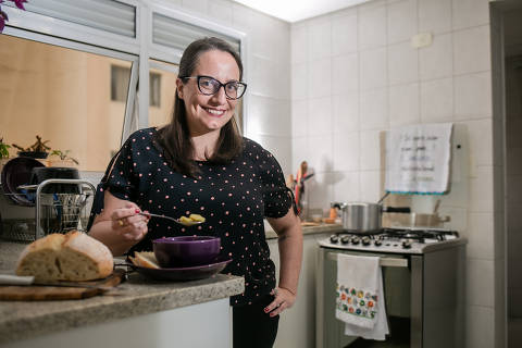 SÃO PAULO, SP, BRASIL, 16-07-2021 - Datafolha Comportamento e Consumo - ESPECIAL - Retrato da jornalista Marcela Caetano, que mora sozinha e aprendeu a cozinhar durante a pandemia. Ela passou a cozinhar mais para ela para passar o tempo e criou um caderno de receitas. (Foto: Keiny Andrade/Folhapress).