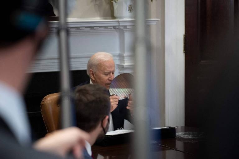 Presidente americano Joe Biden com uma bolacha de silício, matéria-prima dos semicondutores 