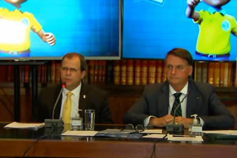 Jair Bolsonaro sentado com homem de gravata amarela