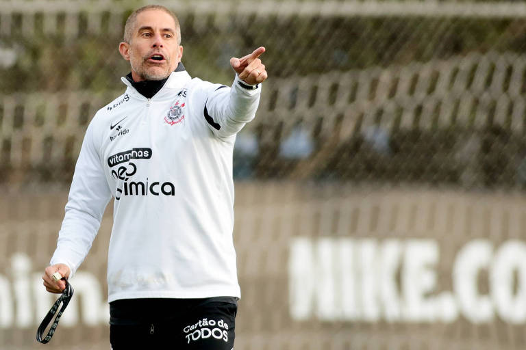 Sylvinho comanda treino do Corinthians no CT do Parque Ecológico