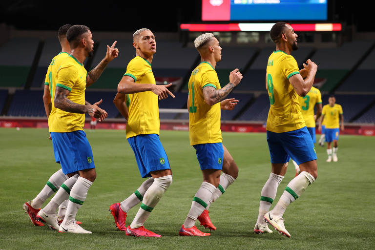 Time brasileiro comemora o gol de Matheus Cunha contra os egípcios