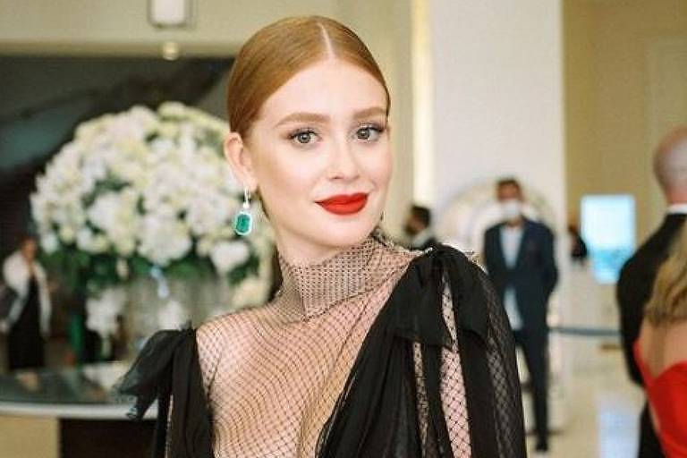 Marina Ruy Barbosa realiza sonho de fã que queria vestido luxuoso de formatura