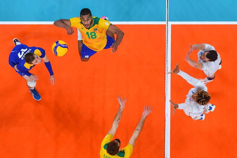 Brasil joga contra a França, no vôlei masuclino, em partida dos Jogos de tóquio