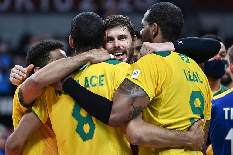 Jogadores da seleção brasileira comemoram vitória sobre a França na Ariake Arena