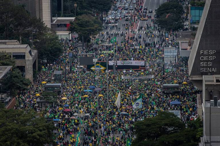 Manifestantes em favor do presidente Jair Bolsonaro se reúnem na avenida Paulista, em SP