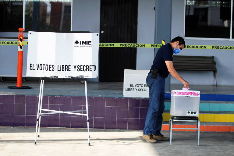 Mexicano participa de plebiscito sobre investigar ou não ex-presidentes do país