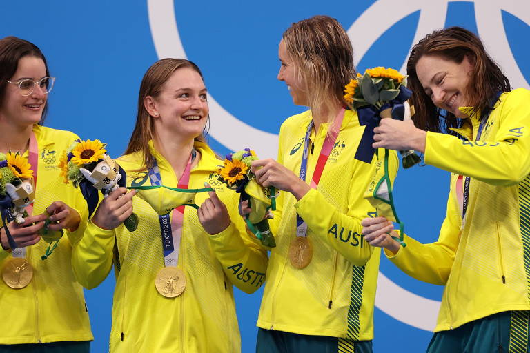 Cate Campbell, Emma McKeon, Chelsea Hodges e Kaylee McKeown com o ouro do 4 x 100 m medley
