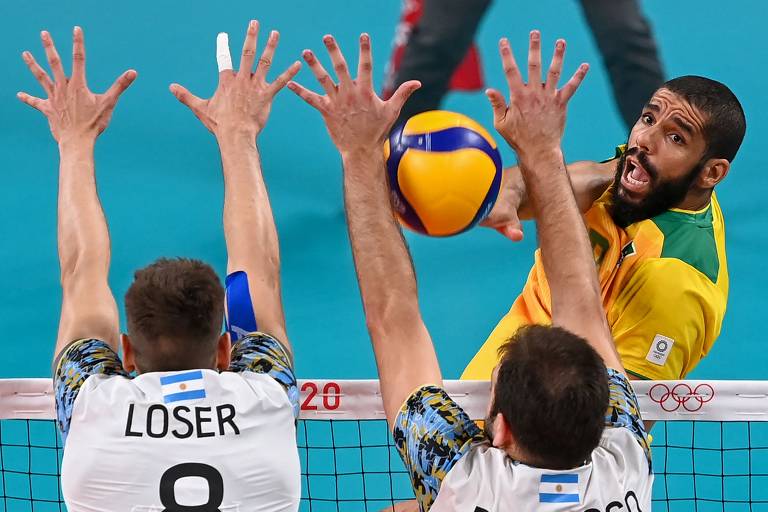 Wallace ataca durante jogo da seleção brasileira de vôlei masculino contra a Argentina pela medalha de bronze de Tóquio-2020