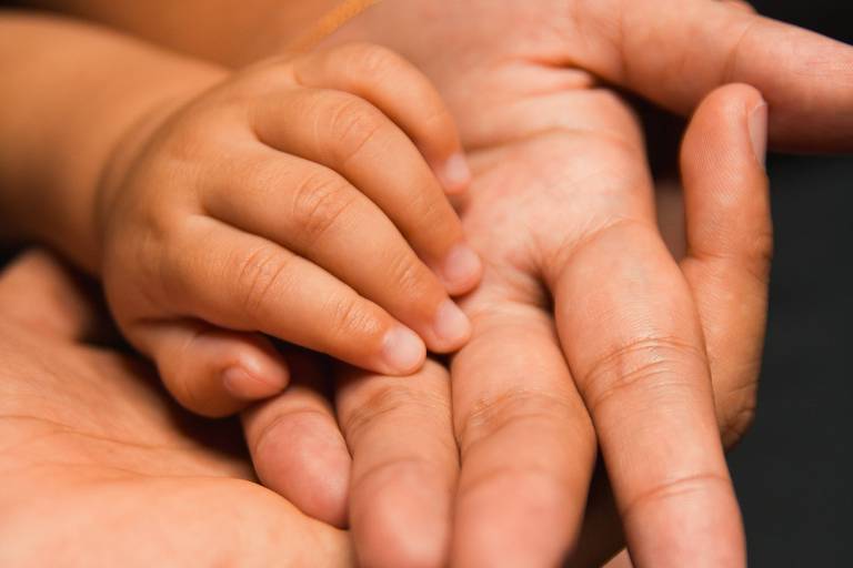 Mãos de bebê e pai