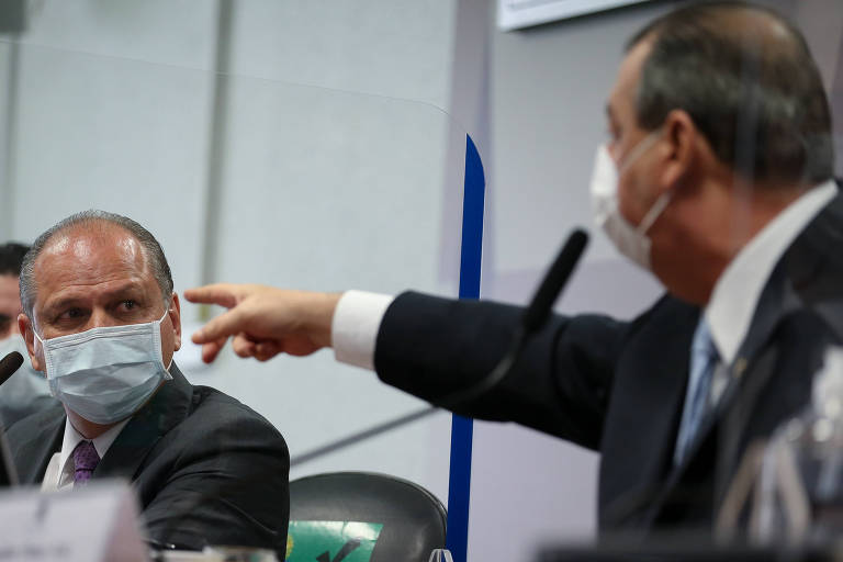 Aziz aponta em direção ao deputado Ricardo Barros durante o depoimento do líder na CPI