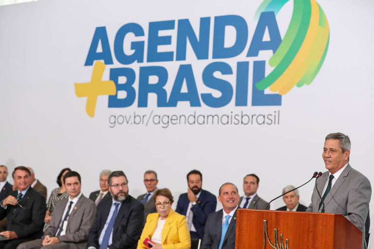 BRASILIA, DF, BRASIL, 04-03-2020. O presidente Jair Bolsonaro, acompanhado do ministro chefe da Casa Civil, General Braga Netto, do ministro da Economia Paulo Guedes, do ministro da Defesa Fernando Azevedo e Silva e demais ministros do governo, durante Solenidade de Lançamento da Agenda + Brasil, no Palácio do Planalto.